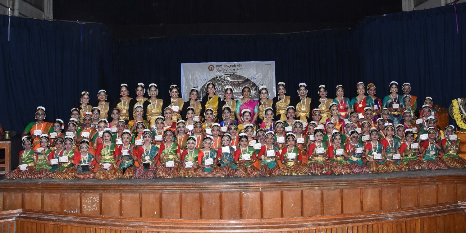 The full Bharatanatyam ensemble of Nadavidyalaya seated on stage