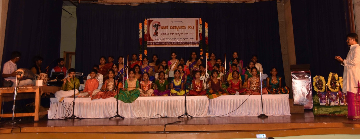 The full assembly of Carnatic music students of Nadavidyalaya on stage