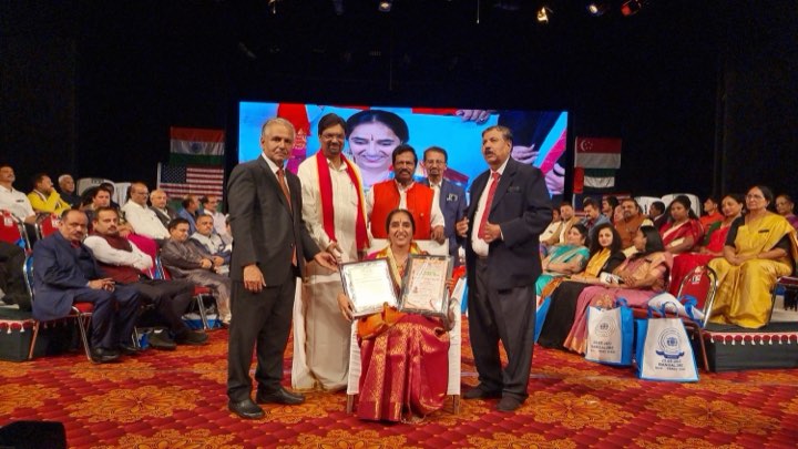 Vidushi Mithra Naveen receiving the International Aryabhata Award