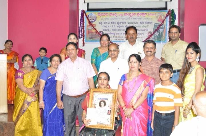 Vidushi Mithra Naveen receiving the Natya Saraswathi title