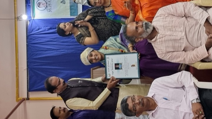 Vidushi Mithra Naveen receiving the Shikshaka Seva Ratna award