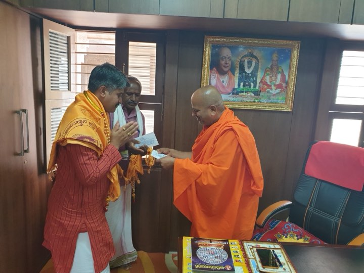 Vidwan M. S. Naveen being felicitated