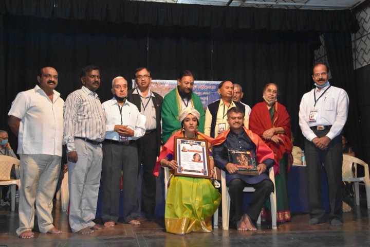 Vidwan M. S. Naveen receiving the Hoysala Award