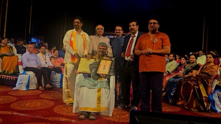 Vidwan M. S. Naveen receiving the International Aryabhata Award