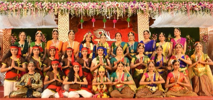 Ensemble of dancers in Sri Krishna Vilaasa
