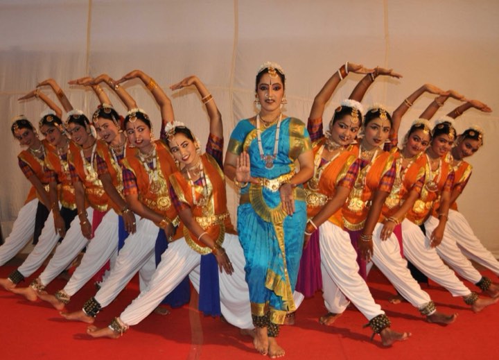 Bharatanatyam ensemble of Nadavidyalaya in formation, Vidushi Mithra Naveen at the centre