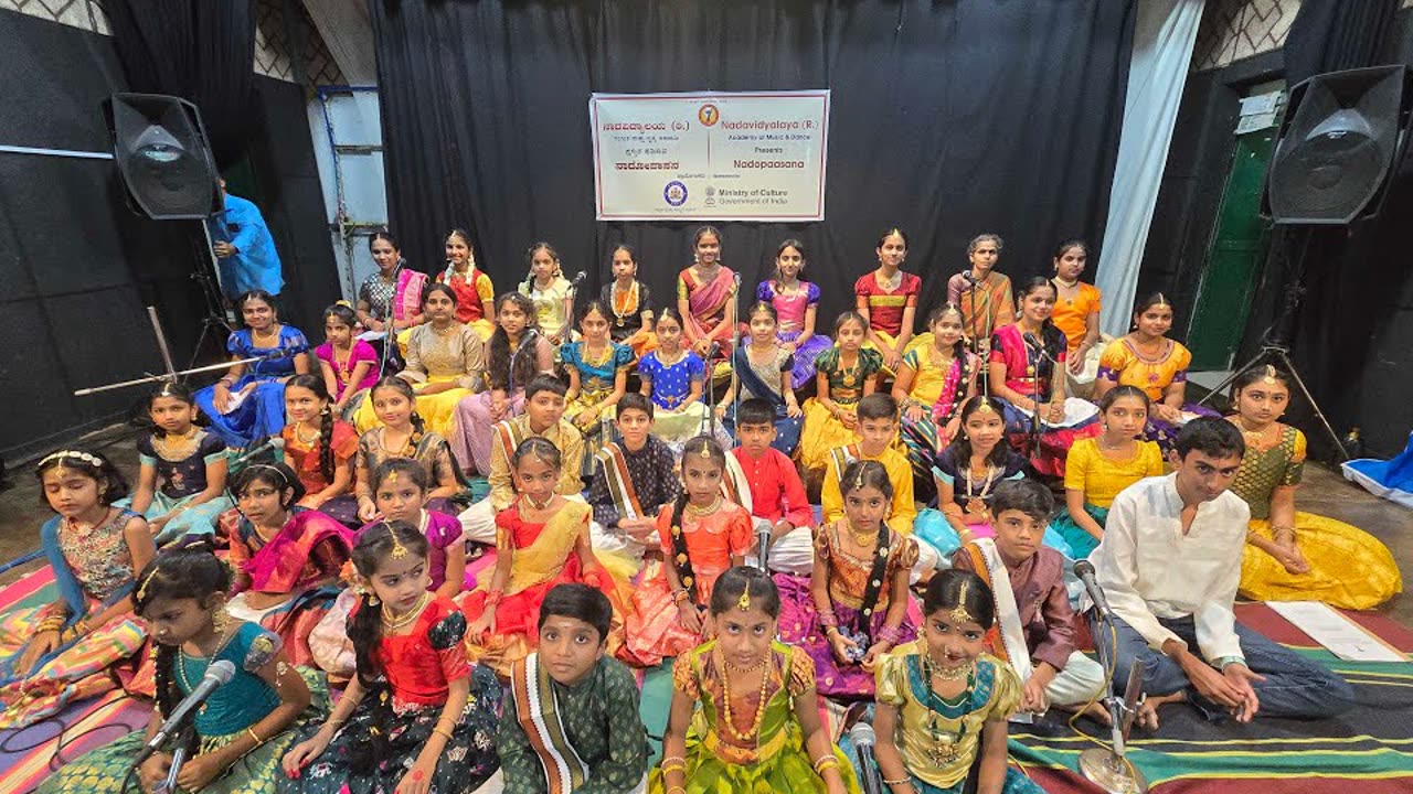 The Carnatic music students of Nadavidyalaya in concert